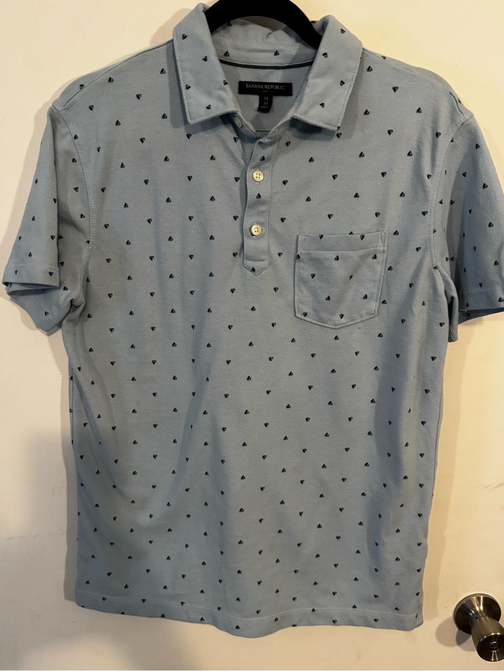Banana Republic Light Blue Polo with Navy  Sailboats - Men’s Medium - EUC